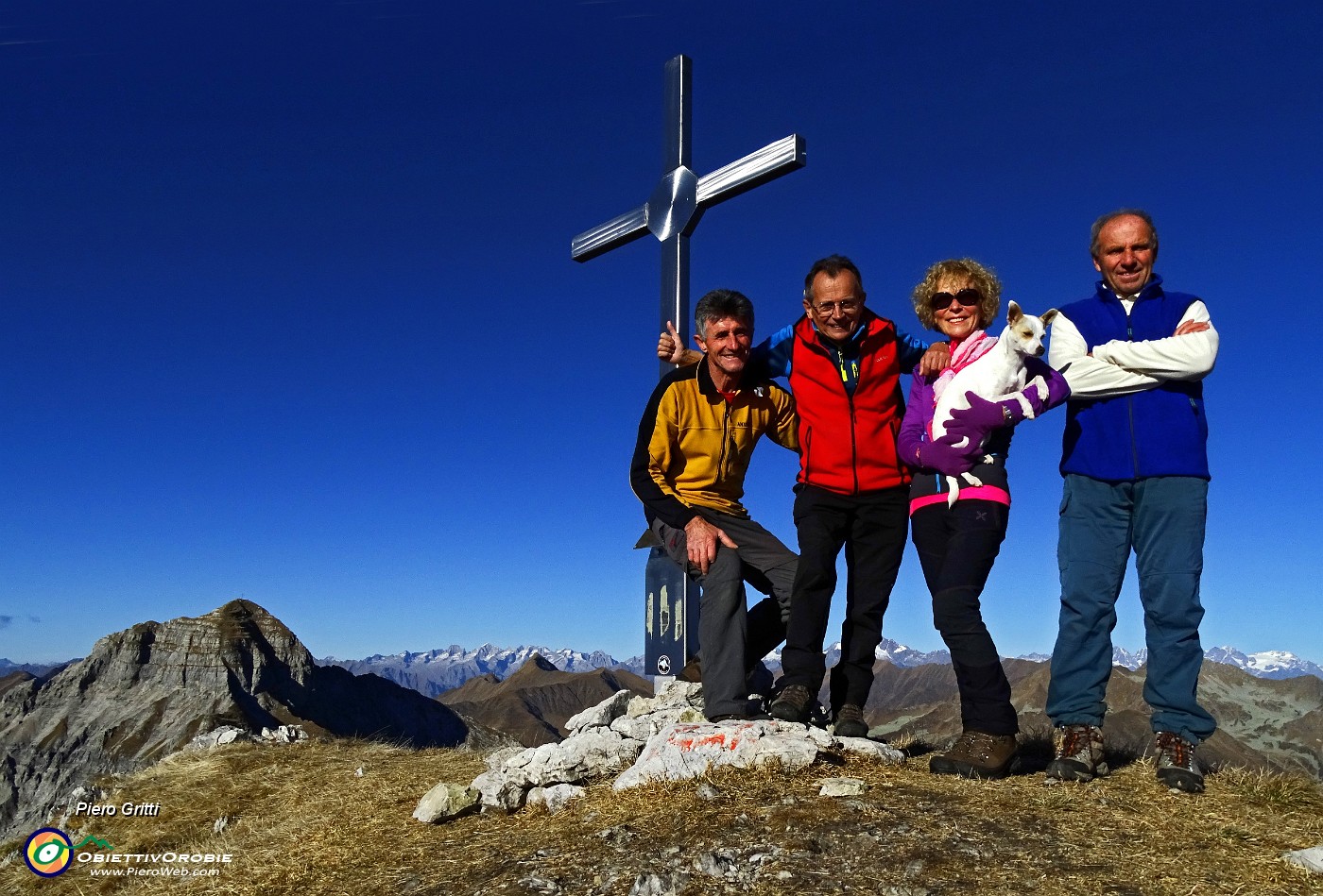 63 Alla croce di vetta del Monte Secco  (2293 m) con Pegherolo.JPG -                                